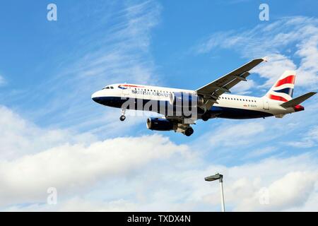 British Airways aereo atterraggio all' Aeroporto di Heathrow di Londra, Regno Unito Foto Stock