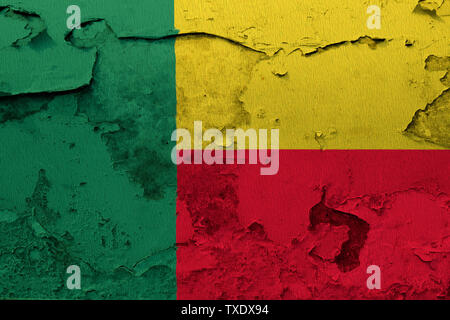 Benin bandiera dipinta sul incrinato grunge muro di cemento Foto Stock