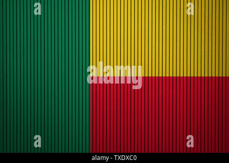 Benin bandiera dipinta sul incrinato grunge muro di cemento Foto Stock