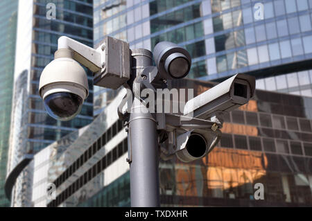 Circuito chiuso telecamera multi-angolo sistema TVCC sullo sfondo dell'ambiente urbano Foto Stock