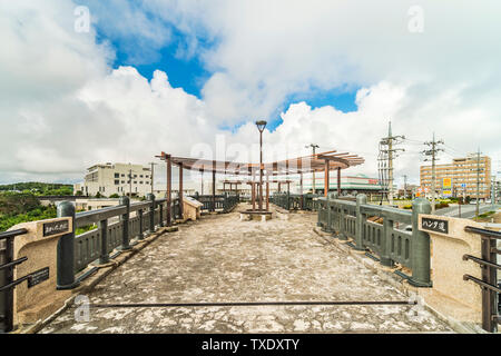 Ponte Agaiteida che significa ad est del sole sulla strada Hanta vicino a North Nakagusuku Castle nell'isola di Okinawa Foto Stock