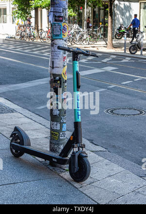 Germania, Berlino, Mitte. Il 24 giugno 2019. Il Parlamento tedesco legalizza scooter elettrici. E-scooter sono stati recentemente resa legale per uso stradale in Germania e stanno facendo un aspetto sulle strade della città. Impiego è limitato alle piste ciclabili e le strade. La velocità massima consentita è di 20kpm e sotto- fourteens non sono autorizzati ad utilizzare gli scooter. Foto Stock