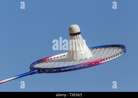 Close up di badminton racchetta con volano contro il cielo blu Foto Stock