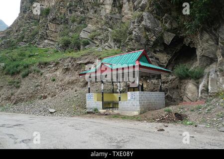 Il bus Shelter apparentemente nel bel mezzo del nulla sulla Reckong peo a Sangla Hill Road Foto Stock