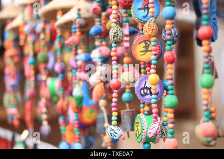 Nessuno, colorato, colore, arte, perline, tradizionale e luminoso, giocattoli, ornamenti (architettura), persone di religione, molti, gioielli fatti a mano, statue, varietà, creatività, strade, divertente, viaggi Foto Stock