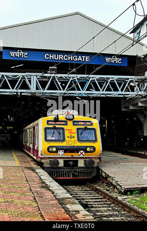 Stazione ferroviaria di Churchgate, Bombay, Mumbai, Maharashtra, India, Asia Foto Stock