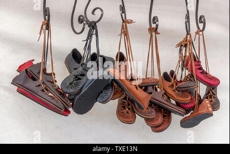 Alcune semplici scarpe in cuoio in luce posteriore Foto Stock