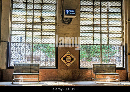 Churchgate Stazione ferroviaria banco vuoto sulla piattaforma, Mumbai, Maharashtra, India Foto Stock