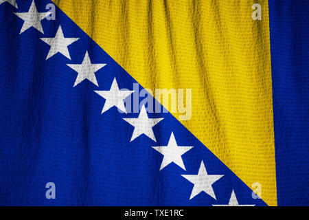 Increspato Bandiera della Bosnia e Erzegovina soffiando nel vento Foto Stock