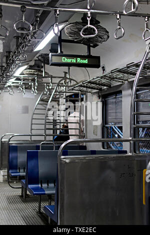 Indicatore all'interno di un treno locale, Charni Road, Mumbai, Maharashtra, India, Asia Foto Stock