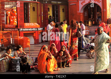 La mattina presto Sun illuminare una scena di strada vicino a Har Ki Pauri Ghat Foto Stock