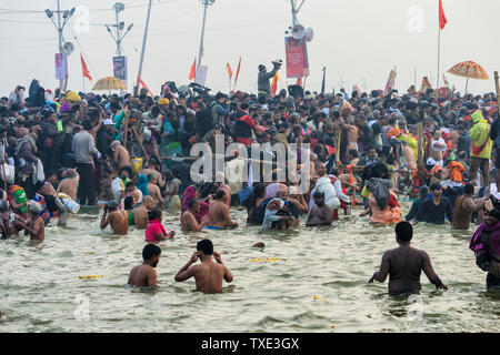 Rituale di balneazione nel fiume Gange, Allahabad Kumbh Mela, più grande del mondo di raccolta religiosa che, Uttar Pradesh, India Foto Stock