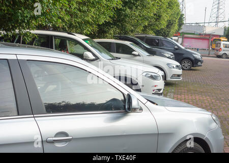 Una qualsiasi di varie autovetture famiglia parcheggiata sul lato della strada. Foto Stock