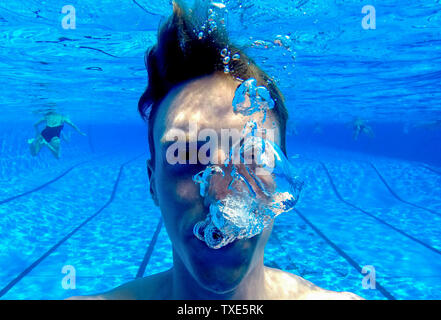 Hannover, Germania. Il 24 giugno 2019. Tim si tuffa in una piscina in Kleefelder male e soffia il suo respiro nell'acqua. Credito: Hauke-Christian Dittrich/dpa/Alamy Live News Foto Stock