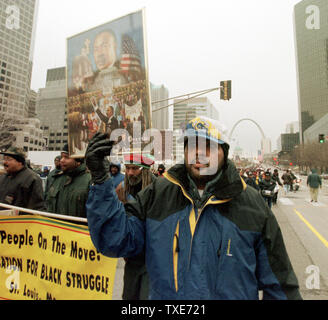 Il protocollo SLP2000011704 - 17 gennaio 2000 - ST. LOUIS, MISSOURI NEGLI STATI UNITI D'AMERICA: Lamar Thrash può contenere fino a un dipinto con fattezze del dottor Martin Luther King Jr., mentre marcia in una sfilata in centro a St. Louis, 17 gennaio. Questo mese di marzo si celebra il trentesimo anno persone nell'area di Saint Louis hanno celebrato la vita dei cadaveri dei diritti civili leader. jr/bg/Bill Greenblatt UPI Foto Stock