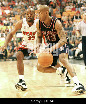 MIA2000010805-Miami, FL, Stati Uniti d'America: New Jersey Nets Guard Stephon Marbury (33) difende agaiinst Miami Heat Guard Anthony carter (25) durante la prima azione di metà gennaio 08 presso l'American Airlines Arena di Miami, FL. Il New Jersey Nets Beat the Miami Heat 90-89. UPI sk/Susan Knowles Foto Stock