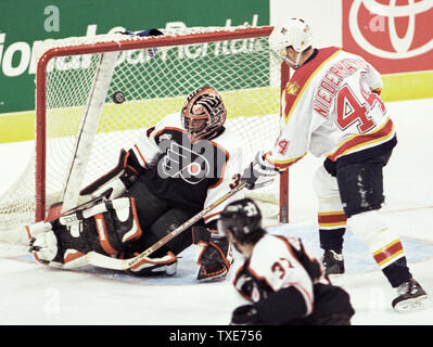 MIA2000011703 - 17 gennaio 2000 - MIAMI, FLORIDA, Stati Uniti d'America: Philadelphia Flyers goalie John Vanbiesbrouck devia un punto vuoto shot dalla Florida Panthers Rob Niedermayer (44) nel primo periodo di azione del NHL, 17 gennaio. Le Pantere sconfitto i volantini 3-1 presso il National Car Rental Center. rg/mb/Michael Bush UPI Foto Stock