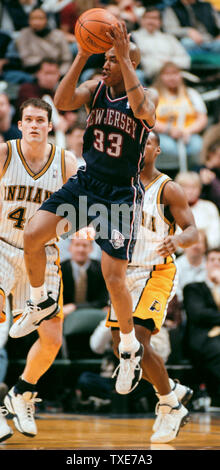 CUX2000010403 - 04 gennaio 2000 - Indianapolis, Indiana, Stati Uniti d'America: New Jersey Nets guard Stephon Marbury (33) aziona il carrello nella parte anteriore di Indianapolis defender Austin Croshere (44), il 4 gennaio a Indianapolis. Indiana ha vinto 116-111 per avanzare alla 21-9 sulla stagione. rg/mc/Mark Cowan UPI Foto Stock