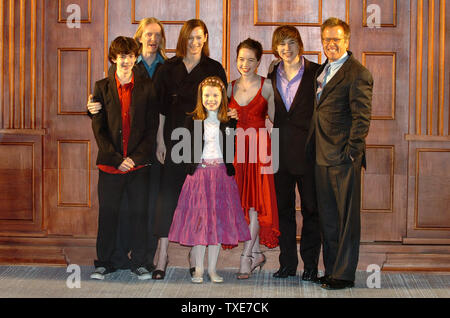 Durante la promozione mediatica di un nuovo film "Le Cronache di Narnia" a Tokyo su Feb.16, 2006, in posa per le telecamere sono: (L - R) il regista del film Andrew Adamson attori e attrici Skandar Keynes, Tilda Swinton, Georgie Henley, Anna Popplewell, William Moseley e produttore di film di Mark Johnson. (UPI foto/Keizo Mori) Foto Stock