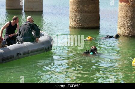 REX2003040410 - Iraq, 3 aprile (UPI) -- i membri di 23 Engineer Regimental Diving Team controllo della struttura di un ponte per danni e miniere nel caso in cui il ponte nei pressi di Bassora è utilizzato in futuro. 23 ingegneri sono parte di 16 Air Assault Brigade operanti su Aprile 3, 2003. rlw/Paul Jarvis/Rex dispone di UPI **EUROPA OUT** Foto Stock