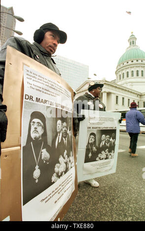 Il protocollo SLP2000011707 - 17 gennaio 2000 - ST. LOUIS, MISSOURI NEGLI STATI UNITI D'AMERICA: Craig Greene, a sinistra contiene un segno raffigurante la vita del dottor Martin Luther King Jr., durante un Dr Martin Luther King Jr., giorno di marzo al di fuori del tribunale vecchio in centro a St. Louis, 17 gennaio. Il mese di marzo è il trentesimo per celebrare la vita del ucciso leader dei diritti civili. jr/bg/Bill Greenblatt UPI Foto Stock