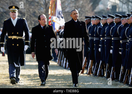 WASHINGTON, DC - 11 febbraio: (AFP) U.S. Il presidente Barack Obama (R) Passeggiate con il Presidente francese Francois Hollande (C) per una revisione militare durante una cerimonia di benvenuto nel South Lawn presso la Casa Bianca il 11 febbraio 2014 a Washington, DC. Hollande arrivati ieri per una tre giorni di visita di Stato visitato Thomas Jefferson Monticello della station wagon e sarà l ospite d onore per un membro la cena stasera. (Foto da Chip Somodevilla/Getty Images) Foto Stock