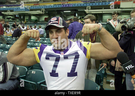 ATL2000012509 - 25 gennaio 2000 - ATLANTA, GEORGIA, STATI UNITI D'AMERICA: Rams affrontare Matt Willig si flette il suo bicipite al Super Bowl XXXIV Giornata dei Media, gennaio 25. rg/ts/Terry Schmitt UPI Foto Stock