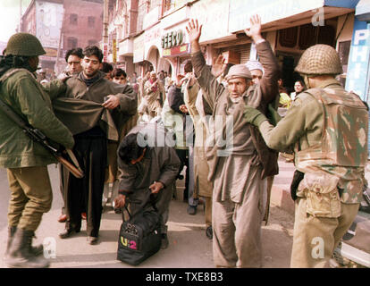 SRI2000010815 - 08 gennaio 2000 - Srinagar Kashmir, INDIA: le truppe a guardia della strade di Srinagar come l India ha lamentato della sicurezza nella valle himalayana dopo militanti islamici hanno intensificato la hit ed eseguire attacchi. Più di 30.000 persone sono state uccise nel decennio lunga rivolta separatista. rg/kk/Str UPI Foto Stock