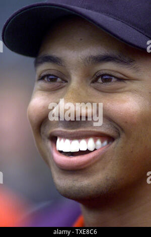 PBP2000020702 - 7 febbraio 2000 - Pebble Beach, CALIFORNIA, STATI UNITI D'AMERICA: Tiger Woods è in tutti il sorriso dopo aver vinto l'AT&T Pro-Am nazionale con una grande provenire da dietro la vittoria a vincere il suo sesto dritto torneo PGA. ts/Terry Schmitt UPI Foto Stock