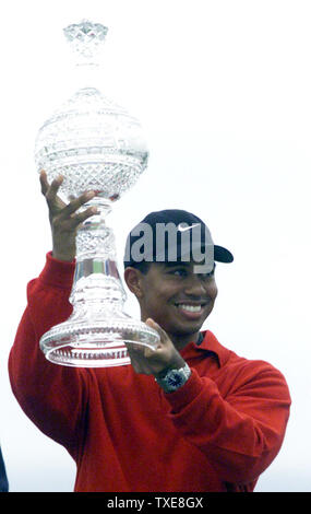 PBP2000020701 - 7 febbraio 2000 - Pebble Beach, CALIFORNIA, STATI UNITI D'AMERICA: Tiger Woods può contenere fino il trofeo dopo aver vinto l'AT&T Pro-Am nazionale con una grande provenire da dietro la vittoria a vincere il suo sesto dritto torneo PGA. ts/Terry Schmitt UPI Foto Stock