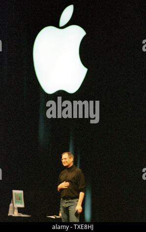 OCP2000010501 - 05 gennaio 2000 - SAN FRANCISCO, CALIFORNIA, STATI UNITI D'AMERICA: Steve Jobs orologi la folla applaudire il suo annuncio che egli sarebbe diventato il permanente chief executive di Apple Computer Inc. dopo essere stato CEO ad interim per un periodo di due anni a gennaio 5. I lavori realizzati l'annuncio alla fine del suo discorso al MacWorld Expo fiera. jr/dy/David Yee UPI Foto Stock