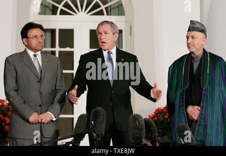 Il Presidente degli Stati Uniti George W. Bush (M) fornire commento mentre affiancato da Afghanistan il presidente Hamid Karzai (R) e il presidente pakistano Pervez Musharraf (L) nel Giardino di Rose alla Casa Bianca il 27 settembre 2006 a Washington, DC. Bush ospita un incontro tra i due leader. (UPI Photo/ Mark Wilson/piscina) Foto Stock