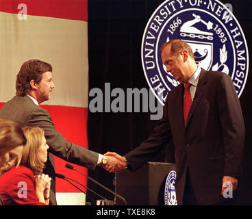 DUR2000010503 - 5 gennaio, 2000 - DURHAM, New Hampshire, Stati Uniti d'America: candidato presidenziale democratico ex New Jersey U.S. Il senatore Bill Bradley, destra, scuote le mani con i partecipanti prima dell'inizio di un democratico dibattito presidenziale con il Vice Presidente Al Gore presso l'Università del New Hampshire a Durham gennaio 5. lkmJanuary 5/Lee K. Marriner UPI Foto Stock
