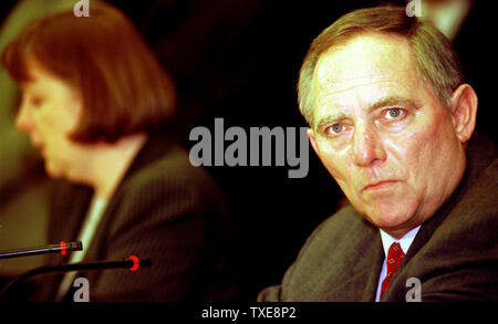 BER2000011804 - 18 gennaio 2000 - Berlino, Germania: Partito cristiano democratico tedesco leader Wolfgang Schaeuble in occasione di una conferenza stampa dopo un incontro del partito bordo, 18 gennaio. L'ex cancelliere tedesco e presidente onorario della CDU Helmut Kohl ha rassegnato le dimissioni dopo che il partito ha chiesto lui chiaro fino a scandalo finanziario o esci. Kohl è accusato di accettare illegale di fondi segreti per il suo lavoro nel CDU e ha deciso di dare le dimissioni piuttosto che rivelare le identità dei donatori. rg/rg/Carsten Koall UPI Foto Stock