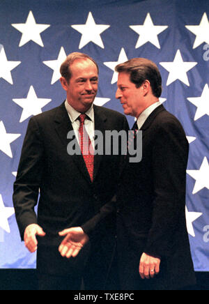 DUR2000010501 - 5 gennaio, 2000 - DURHAM, New Hampshire, Stati Uniti d'America: democratica candidati presidenziali ex New Jersey U.S. Il senatore Bill Bradley, sinistra e Vice Presidente Al Gore finire una stretta di mano poco prima della partenza di un democratico i candidati presidenziali dibattito mercoledì 5 gennaio presso la University of New Hampshire a Durham. lkm/Lee K. Marriner UPI Foto Stock