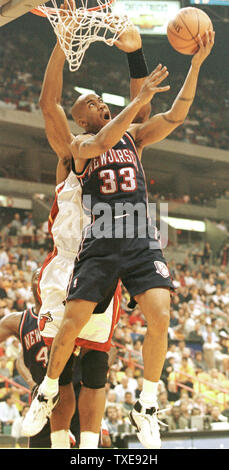 MIA2000010802 - 8o gennaio2000 - MIAMI, FLORIDA, Stati Uniti d'America: New Jersey Nets Guard Stephon Marbury (33) affonda un cestello agaiinst Miami Heat Guard Anthony carter (25) durante la prima azione di metà gennaio 08 presso l'American Airlines Arena di Miami, FL. Il New Jersey Nets Beat the Miami Heat 90-89. UPI sk/Susan Knowles Foto Stock