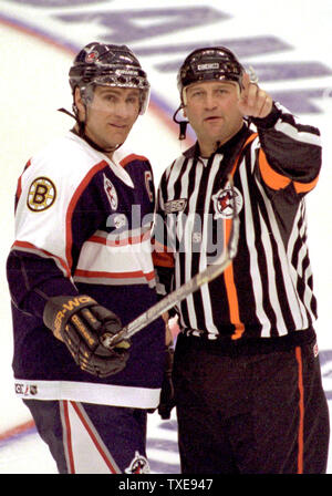 TOR2000020603 - 06 febbraio 2000 - Toronto, Ontario, Canada: Boston leggenda Ray Bourque, capitano del nord del team americano, guarda nella sold-out si erge all'Air Canada Centre con arbitro Don Koharski. Il 21-anno-veterano Bourque potrebbe essere chiamata si chiude dopo quest'anno. jr/GW/Gary Wiepert UPI Foto Stock