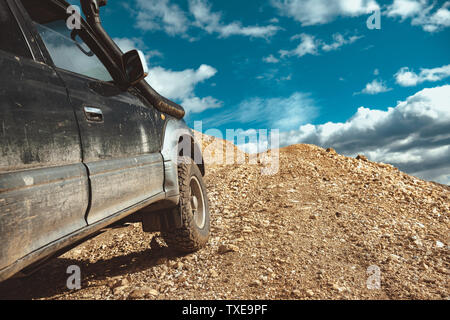 4x4 off road pronto auto è la guida in salita. Close up foto di ruote Foto Stock