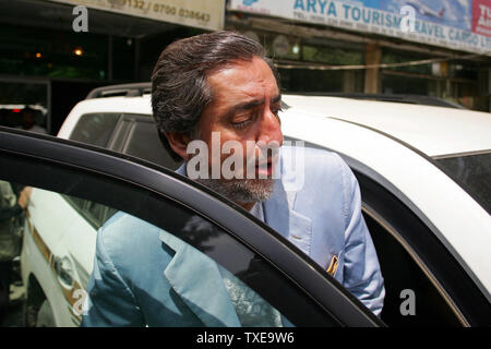 Afghan candidato presidenziale ed ex ministro degli affari esteri Abdullah Abdullah entra in una vettura dopo la sua conferenza stampa a Kabul, in Afghanistan il 1 settembre 2009. Opposizione afghana candidato Abdullah Abdullah ha lasciato intendere che egli non accetterà un compromesso sul risultato di recenti controverse elezioni presidenziali. UPI/Mohammad Kheirkhah Foto Stock