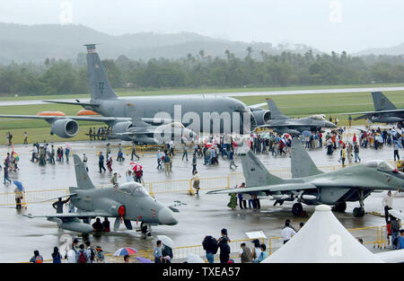 Una KC-135 Tanker dal 909th Air Refuelling Squadron, Kadena Air Base, Giappone, e F-16 di aerei da combattimento dal 35th Fighter Squadron, Misawa combatté Air Base, Giappone, è sul display sull'asfalto durante il Langkawi International Maritime e salone aerospaziale 2003 (LIMA 03) qui. LIMA 03 è uno dei premier difesa trade show nel mondo che dispone di oltre 800 aziende locali e internazionali e le delegazioni militari da circa quaranta Nazioni che offrono allo stato dell arte del settore aerospaziale e prodotti marittimi. Più di 100 aerei e 80 navi sono sul display durante i sei giorni dell'evento. (UPI/AFIE/V Foto Stock