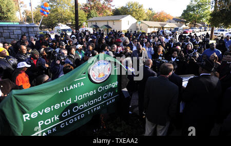 Il Rev. James Orange Park a Oakland City è dedicata al fine Rev. James arancione, un leader dei diritti civili e attivista che ha organizzato delle marche e la registrazione degli elettori rigidi per oltre quarant'anni, durante una cerimonia che si terrà il Sabato, Ottobre 29, 2011 in Atlanta. Orange è una figura chiave al 1963 marzo su Washington, e fu anche con il Rev. Il dott. Martin Luther King Jr. quando il re fu assassinato a Memphis. UPI foto/David Tulis Foto Stock