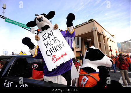 Chick-fil-una mascotte unire alta scuola di bande di squadre di punta sfilata carri allegorici e membri del Clemson e LSU Marching Band fanno il loro cammino verso il basso Andrew giovani Boulevard internazionale annuale di Chick-fil-una ciotola parata del 31 dicembre 2012. UPI/David Tulis Foto Stock