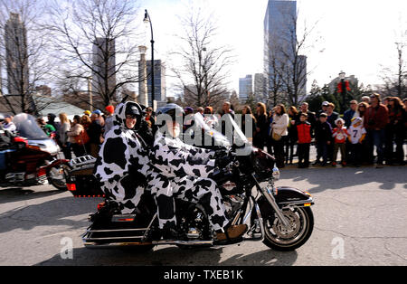 Motociclisti vestiti come mucche unire alta scuola di bande di squadre di punta sfilata carri allegorici e membri del Clemson e LSU Marching Band fanno il loro cammino verso il basso Andrew giovani Boulevard internazionale annuale di Chick-fil-una ciotola parata del 31 dicembre 2012. UPI/David Tulis Foto Stock