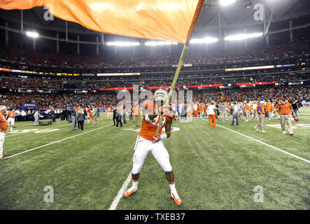 Clemson Tigers difensivo fine Corey Crawford (93) celebra il 25-24 win over LSU nel Pulcino-fil-una ciotola gioco presso il Georgia Dome di Atlanta su dicembre 31, 2012. UPI/David Tulis Foto Stock