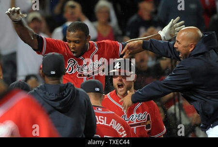 Atlanta Braves' Justin Upton (8) festeggia con i compagni di squadra compresi catcher Brian McCann (fondo) e Gerald Laird (R) dopo egli colpisce una passeggiata-off home run contro i cittadini di Washington nel decimo inning al Turner Field di Atlanta, agosto 16, 2013. Upton's home run ha vinto il gioco per Atlanta, 3-2. UPI/David Tulis Foto Stock