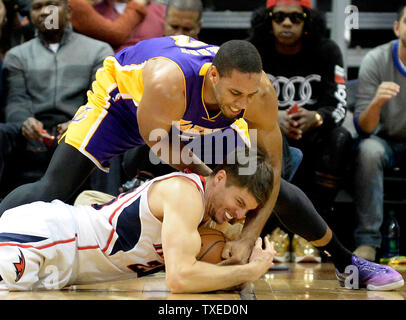 Atlanta Hawks' Kyle Korver (26) e Los Angeles Lakers' Xavier Henry (7) battaglia per il controllo della palla allentato nella seconda metà del loro NBA Basketball gioco presso la Philips Arena di Atlanta, Dicembre 16, 2013. Atlanta ha vinto 114-100. UPI/David Tulis Foto Stock