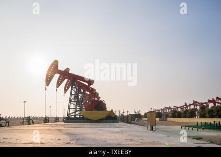 Olio di lavoro-rig in oilfield nel cielo chiaro Foto Stock