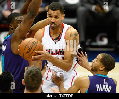 Atlanta Hawks guard Thabo Sefolosha (25) passa sotto pressione da Charlotte Hornets' Jannero Pargo (5) durante la seconda metà del loro gioco NBA alla Philips Arena di Atlanta, Novembre 29, 2014. Atlanta ha vinto 105-75. UPI/David Tulis Foto Stock