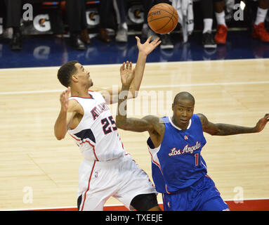 Atlanta Hawks' Thabo Sefolosha (25) ruba il pass da Los Angeles Clippers" Jamal Crawford (R) durante la seconda metà del loro gioco NBA alla Philips Arena di Atlanta, Dicembre 23, 2014. Atlanta ha vinto 107-104. UPI/David Tulis Foto Stock