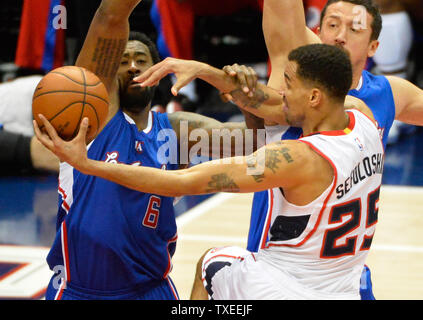 Los Angeles Clippers' DeAndre Jordan (6) falli Atlanta Hawks' Thabo Sefolosha (25) durante la seconda metà del loro gioco NBA alla Philips Arena di Atlanta, Dicembre 23, 2014. Atlanta ha vinto 107-104. UPI/David Tulis Foto Stock